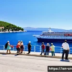 흐바르섬 여행 방법 - **Image Prompt 1: Split Ferry Port - Gateway to Hvar**
    "A lively, sun-drenched scene at the Spli...
